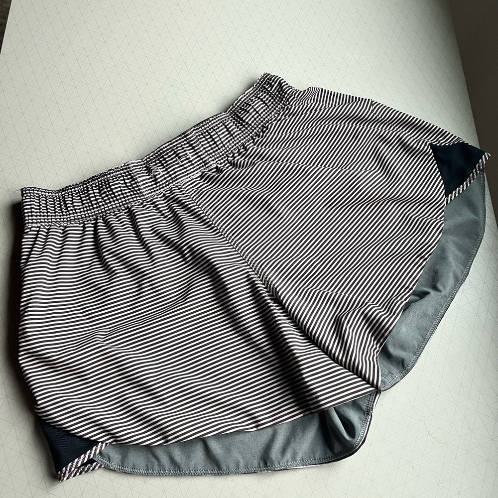 Lululemon reversible shorts size 6